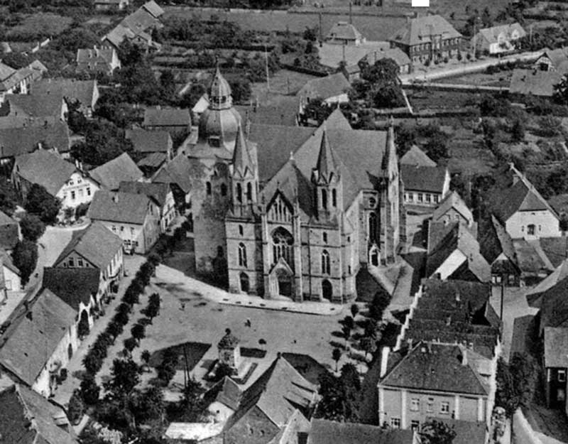 1930: Postkarte Luftaufnahme Kirchplatz